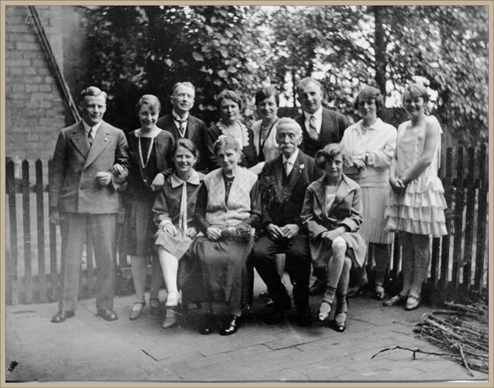 10_goldene hochzeit vordere reihe eva emma adolf gisela hinten walter magda wilhelm hedi frieda paul meta ilse