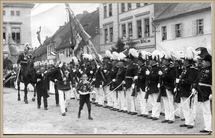15_zu pferde der vater von tante riemer adolf menzel als schuetzenkoenig vorweg ein sohn_1905