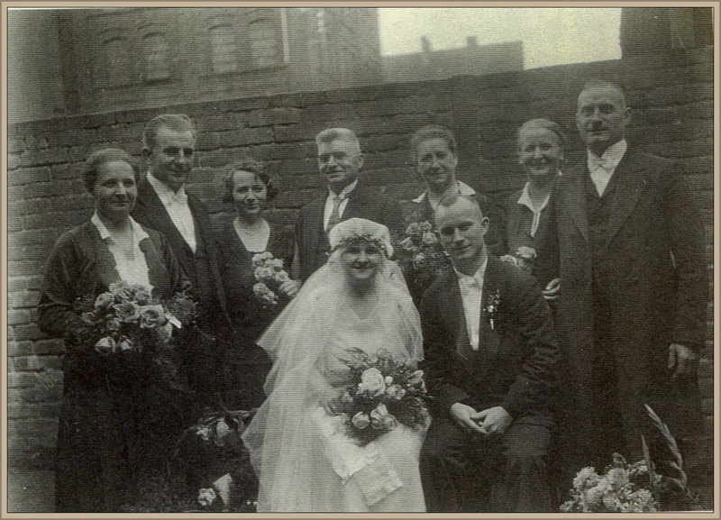 20_Marta Heinze heiratet August Bosch in Witten_Dreiergruippe links Anna Moebuss_Paul und Meta Heinze_rechts aussen Adolf Wolski mit Karoline