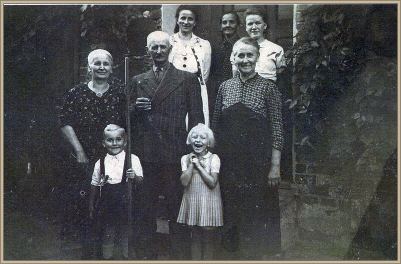22_Sonntagsbesuch in Grabig_unten die Kinder Helmut Bosch und Lotti Neumann_darueber von links Karoline Paul und Miele_oben Charlotte Neumann Tante Frieda Hildegard Kothe