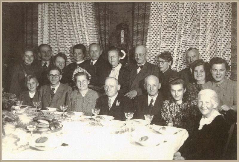 23_Silberhochzeit von Anna und Otto Möbuss 1946 oder 1947_li neben dem Silberpaar Hans Moebuss und Helmut Bosch_darueber Rosemarie Paul und Meta Heinze