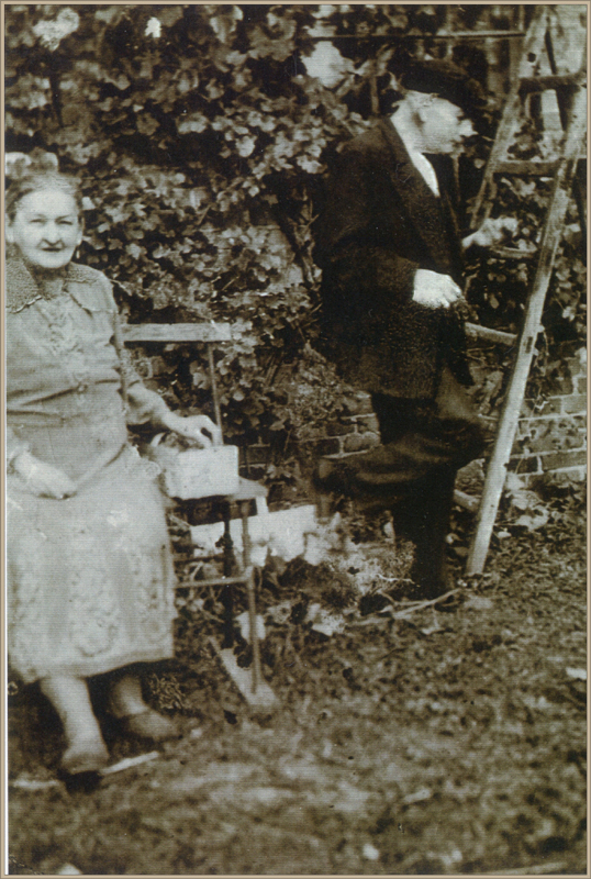 25_Orgelbaumeister Gustav Heinze mit Ehefrau Hedwig geb Kayser ernten Wein an der Wand der Werkstatt in Sorau Auenstrasse 36