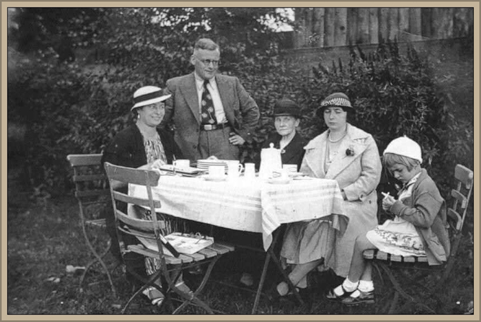 06_Rosie mault ! Mutti und die Oma aus Forst sehen schon boese aus