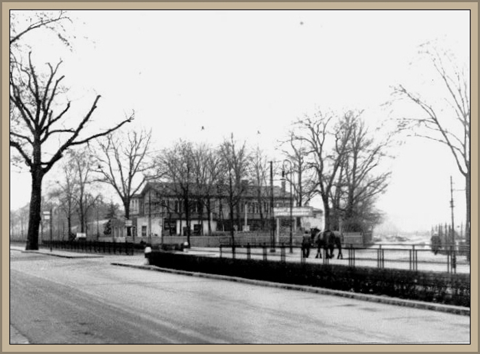11_Steiers Waldschloss, Treskowallee, Ecke Upstallweg, Rechts die Sportplaetze, heute Einkaufscenter (1936)