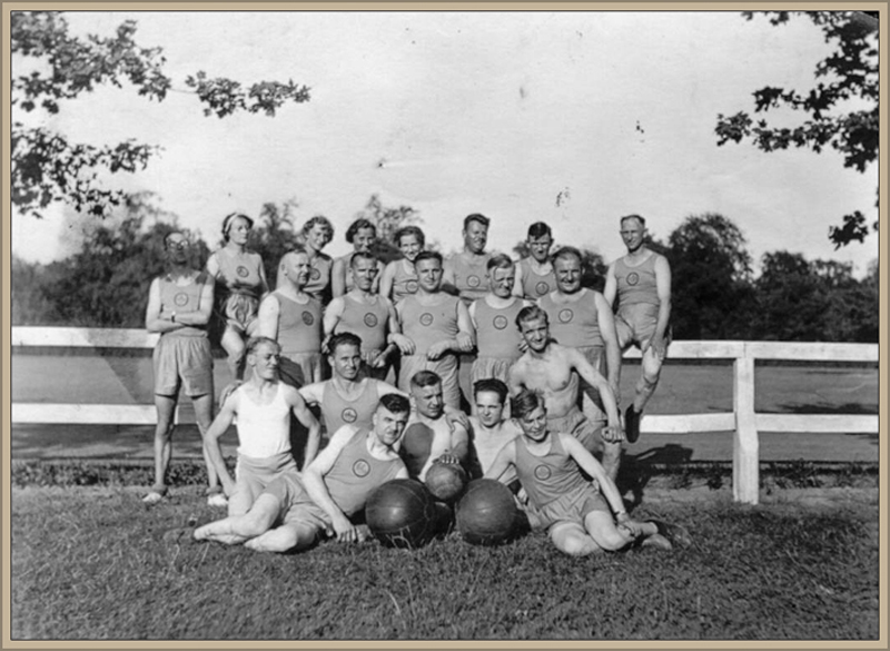 01_Betriebssportgruppe der Sedina_Fleischwarenfabrik auf dem Sportplatz an der Treskowallee 1937_2 Reihe von oben rechts mein Vater Paul Heinze