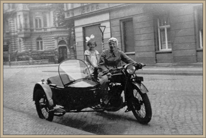 01_Mit meiner aeltesten Schwester Eva in Forst Lausitz 1936