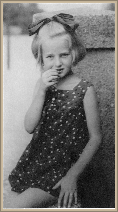 03_Rosie vor ihrer Haustuer Bln.-Friedrichsfelde Triftweg 67