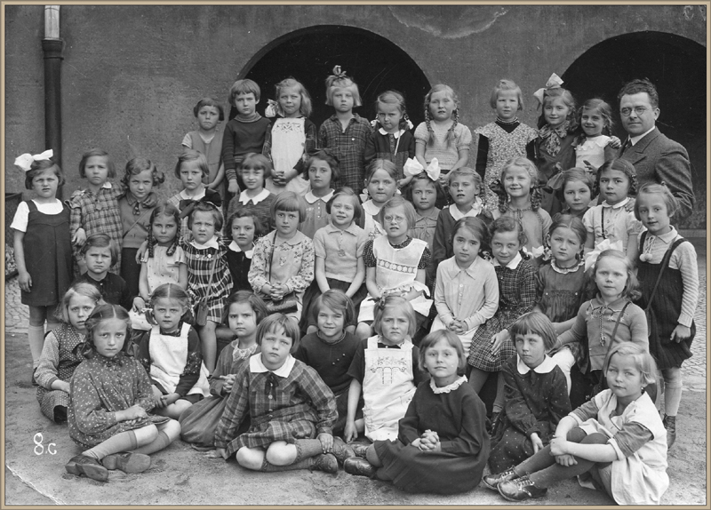 04_Klassenfoto mit Lehrer Ide auf dem Hof des Lyzeums