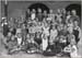 04_Klassenfoto mit Lehrer Ide auf dem Hof des Lyzeums