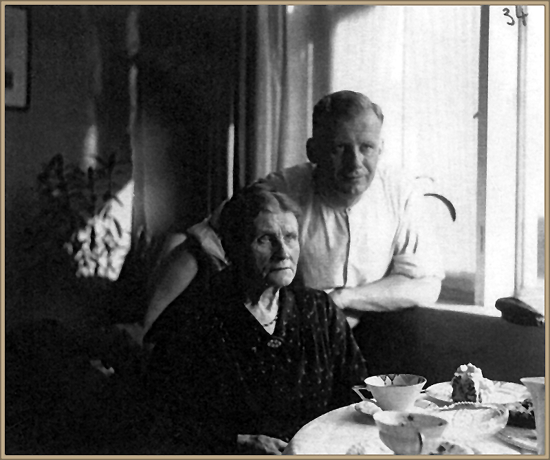 01_grossmutter emma in forst mit sohn walter
