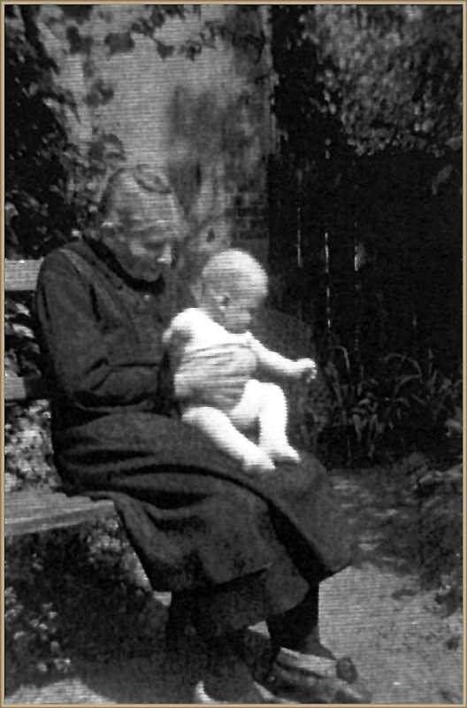 02_emma mit hans juergen 1944