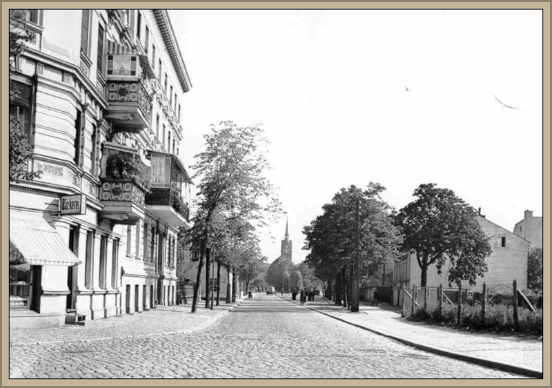 08_Links im Bild die Baeckerei in Friedrichsfelde 1936