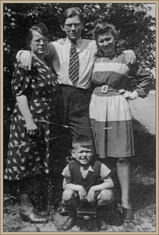 10_Guenter mit seiner Mutter und den Geschwistern 1944